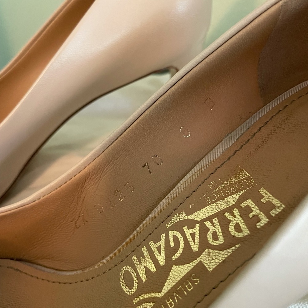 Nude Ferragamo Pumps with Bow and gold hardware. - Picture 4 of 5